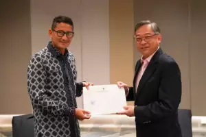 Sambangi Singapura, Menparekraf Bahas Potensi Kerja Sama Wisata Kapal Pesiar dengan Menteri Gan Kim Yong