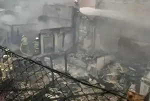 Kebakaran di Tamansari, Petugas PPSU Berjibaku Bersihkan Puing-puing Bangunan
