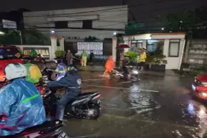 Nekat Terobos Banjir di Jalan Benda Bawah Jaksel Sejumlah Motor Mogok