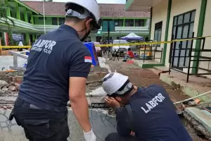Olah TKP, Puslabfor Bawa Sampel Puing Tembok Roboh di MTs 19 Jakarta