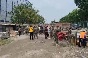 Ratusan Rumah Bedeng di Kampung Bambu Jakut Dibongkar
