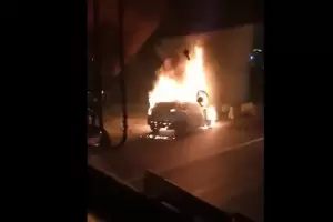 Mobil Terbakar di KM 15 Tol Japek Arah Cawang