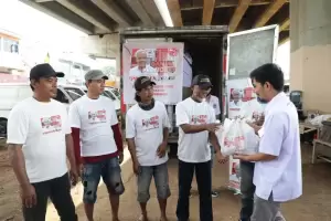 Komunitas Sopir Truk Berbagi Sembako di Jakarta Timur