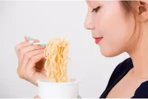 6 Bahaya Makan Mie Instan Berlebihan, Anda Harus Tahu!
