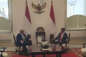 Keramahan Jokowi Sambut Presiden FIFA Gianni Infantino di Istana Merdeka