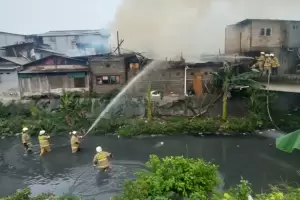Bengkel di Kebon Jeruk Terbakar, 60 Personel Dikerahkan ke Lokasi
