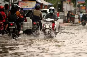 Jakarta Hujan Deras, Ruas Jalan Jambore Cibubur Tergenang 20 Cm