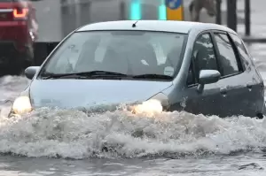 Jangan Panik, Ini Cara Mengatasi Rem Mobil Macet setelah Lewati Genangan Banjir