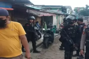 Kerahkan Brimob Bersenjata Lengkap, Polisi Razia Narkoba di Kampung Muara Bahari