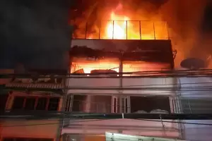 Korsleting Listrik Mesin Percetakan, Ruko 4 Lantai di Tamansari Hangus Terbakar