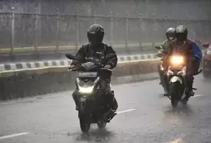 Tips Aman Berkendara Motor Listrik saat Hujan