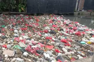 Jorok! Lautan Sampah Tutupi Aliran Sungai di Bekasi Timur