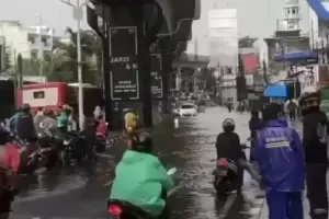 Jakarta Diguyur Hujan Deras, 10 Ruas Jalan Tergenang Banjir