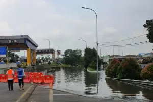 Banjir Belum Surut, Exit Tol Bitung dari Jakarta Masih Ditutup