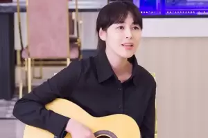 Drama Three Bold Siblings: Lee Ha Na Berupaya Tenangkan Hati Keluarga Im Joo Hwan dengan Memainkan Gitar