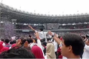 Kenakan Kostum Merah Putih, Puluhan Ribu Orang Hadiri Acara Nusantara Bersatu di GBK