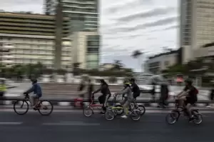 Pesepeda Boleh Gunakan Jalan Raya, tapi…