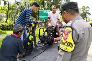 Korsleting, Motor Remaja Ini Hangus Terbakar di Gerbang Sentul City