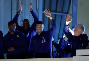 Gagal Pertahankan Gelar Piala Dunia, Skuad Prancis Tetap Disambut Meriah Saat Pulang