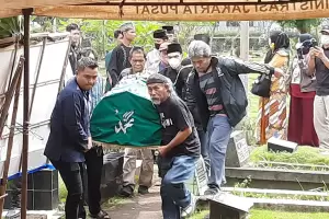 Suasana Pemakaman Aminah Cendrakasih di TPU Karek Bivak, Penuh Keharuan