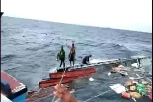Petugas Gabungan Bantu Evakuasi KM Nurul Hidayah yang Karam di Kepulauan Seribu