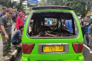 Angkot Hangus Terbakar di Jalan Pajajaran Bogor, Sopir Luka-luka