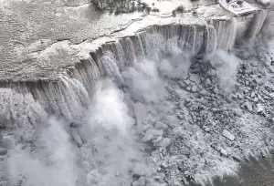 Air Terjun Niagara Membeku Akibat Badai Salju