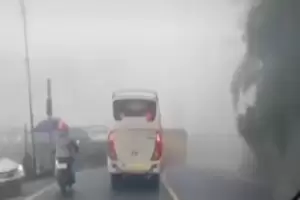Jalur Puncak Bogor Diselimuti Kabut, Pengendara Diimbau Berhati-hati