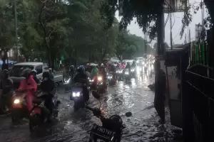 Diguyur Hujan Deras, Depan Stasiun Cakung Terendam Banjir