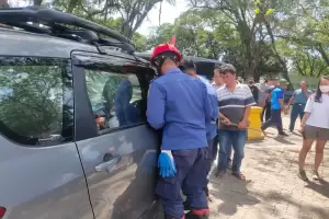 Damkar Bogor Evakuasi 2 Bocil Terkunci dalam Mobil