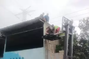 Perbaiki Atap Gudang Bocor, Pria Asal Cirebon Tersengat Listrik di Bekasi