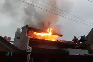 Rumah 2 Lantai di Tomang Terbakar Jelang Magrib, Api Berkobar Hebat
