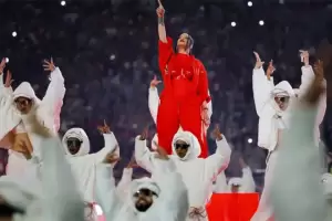 8 Artis Dunia yang Nonton Langsung Aksi Rihanna di Super Bowl 2023 dengan Gaya Andalan Mereka