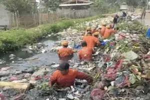 Tim Biawak Mulai Bersihkan Sampah dari Kali Pisangan Bekasi, Total Diperkirakan Capai 90 Ton