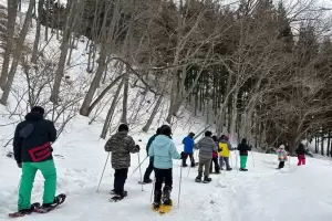 Menjajal Snowshoe, Jalan di Atas Salju dalam Hutan Jepang