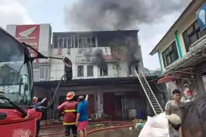 Jatuh saat Padamkan Kebakaran Ruko Elektronik di Ciputat, 2 Petugas Terluka