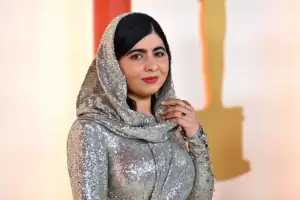Debut di Oscar 2023, Malala Yousafzai Tampil dengan Gaun Berpayet Perak Karya Ralph Lauren
