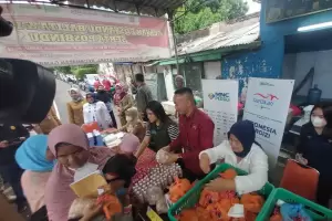 Cegah Stunting, MNC Peduli dan PT Berdikari Bagikan Bahan Makanan Bergizi di Petojo Utara