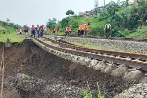 Kondisi Rel Kereta Api Bogor-Sukabumi Menggantung Akibat Tergerus Longsor