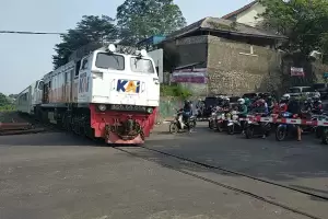 Penampakan KA Pangrango Lintasi Jalur Terdampak Longsor di Bogor