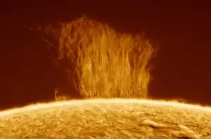 Penampakan Kobaran Plasma Matahari Bikin Merinding, Membara Menjulang Setinggi 100.000 Km