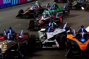 Jelang Jakarta E-Prix 2023, Replika Mobil Listrik Formula E Dipajang di Bundaran HI
