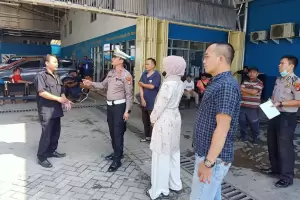 Modus Ban Bocor, Rampok Gondol Uang Rp10 Juta Milik Karyawati di Cikarang