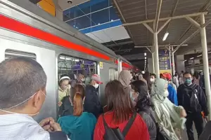 Hari Ketiga Kerja Usai Lebaran, Ribuan Penumpang Padati Stasiun Manggarai