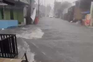 Diguyur Hujan Deras, Kota Tangerang Terendam Banjir hingga 1 Meter