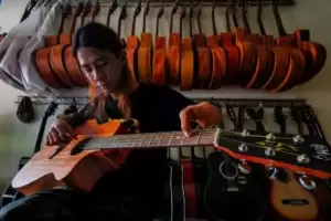 4 Gitaris Fingerstyle Indonesia Tersukses,  Alip Ba Ta Penghasilannya Nyaris Rp1 Miliar per Bulan