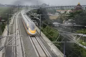 Hati-hati, Jalur Kereta Cepat Jakarta-Bandung Mulai Dialiri Listrik Tegangan Tinggi