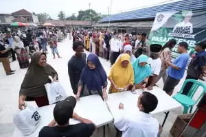 Warga Tangerang Serbu Pasar Murah yang Menyediakan 500 Paket Sembako