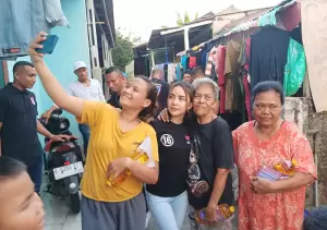 Emak-Emak Bahagia Dapat Minyak Goreng Gratis dari Bacaleg Partai Perindo