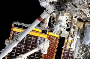 6 Jam Bekerja di Luar Angkasa, 2 Astronot NASA Berhasil Pasang Panel Surya di ISS